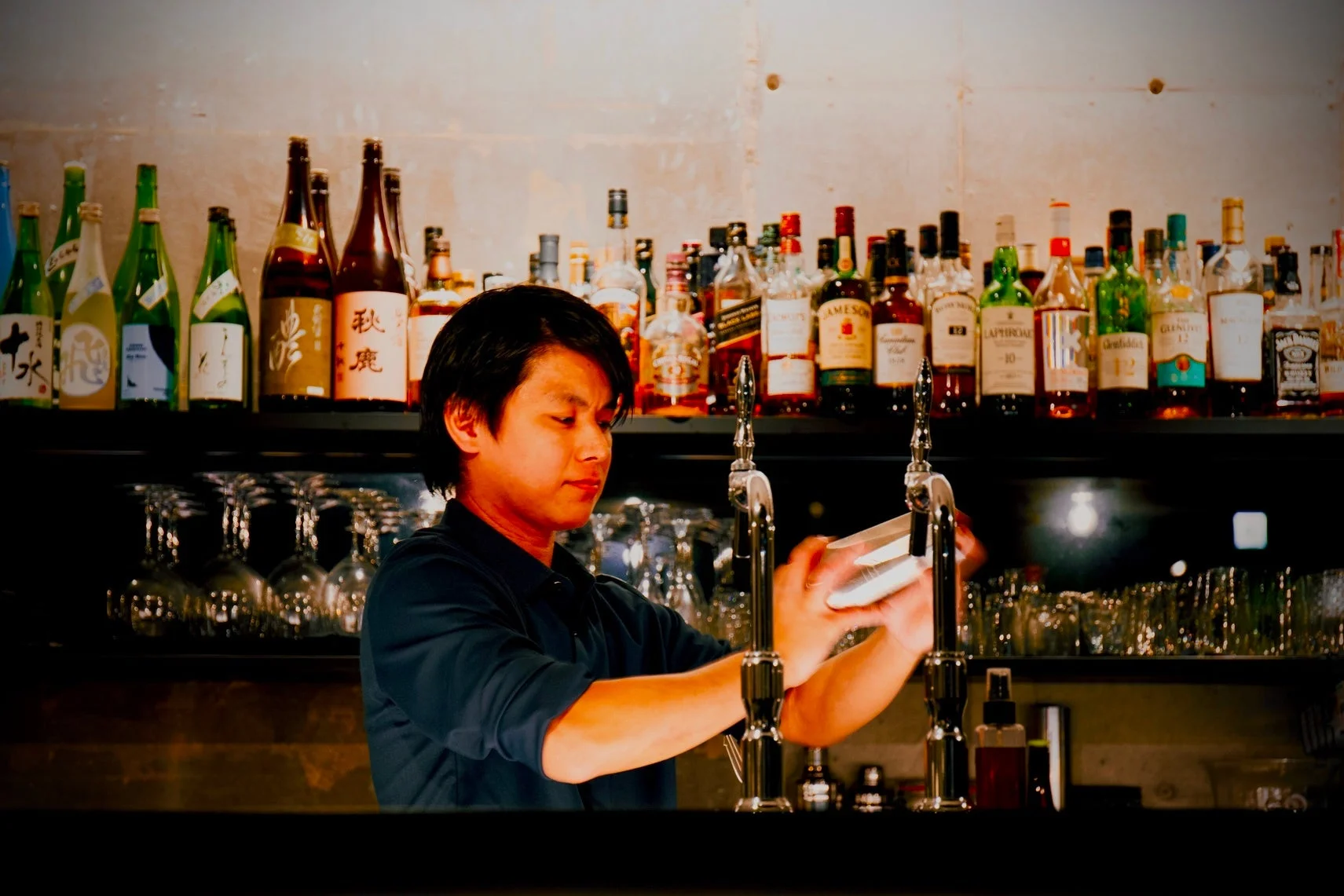 イベントでカクテルを作るバーテンダー