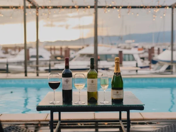 プールサイドに並べられたワインとシャンパン