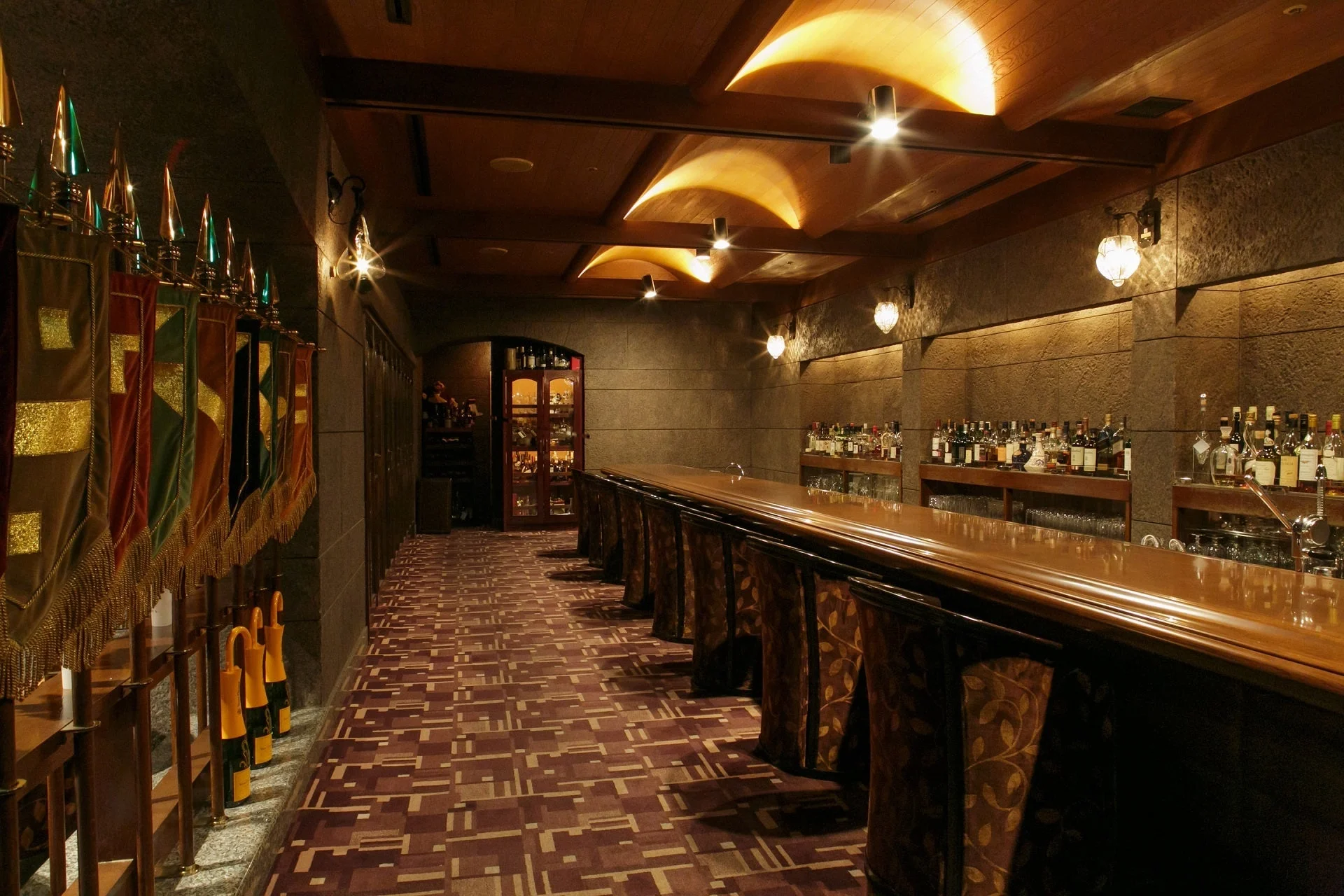 落ち着いた照明が印象的な高級感あふれるバーラウンジ