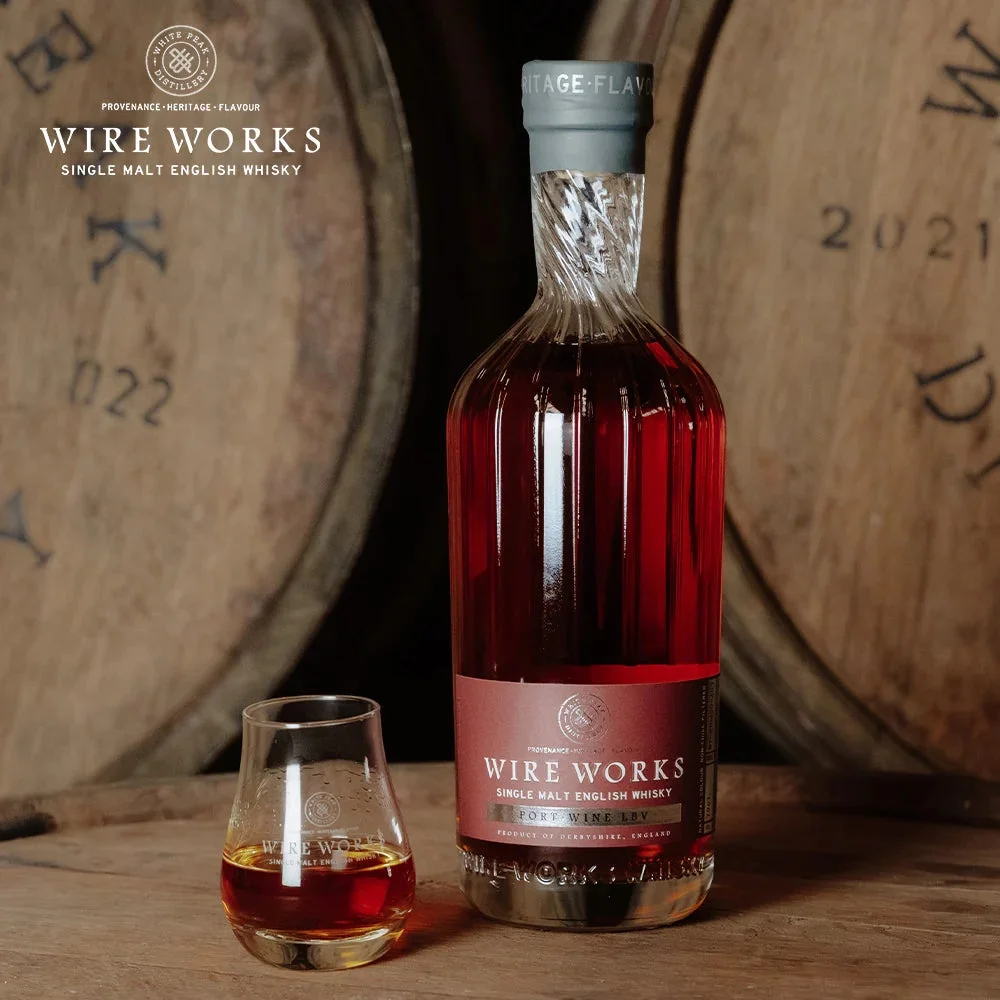 樽とウイスキーボトル、グラス