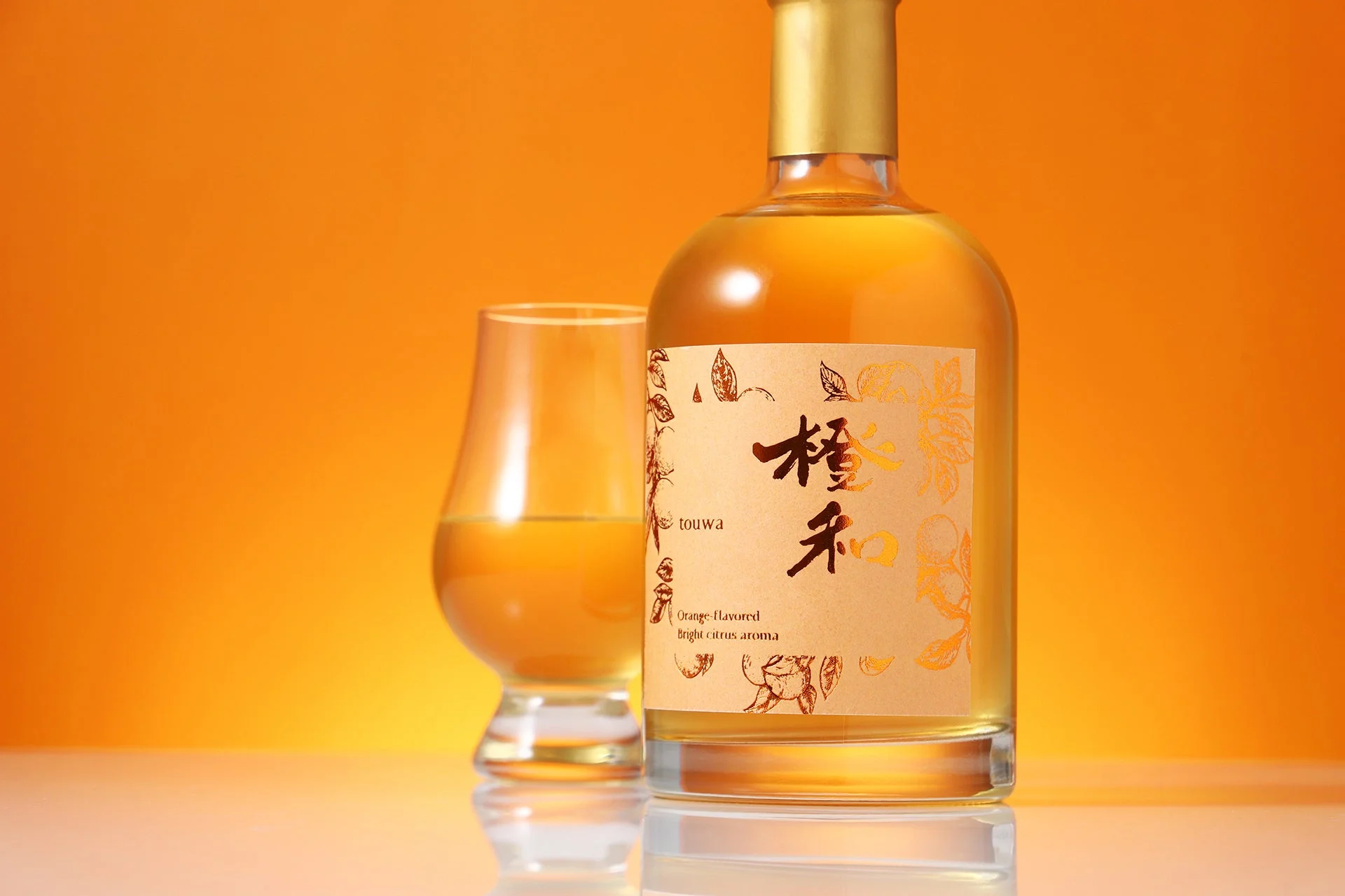 橙和 -touwa- ボトルとグラス