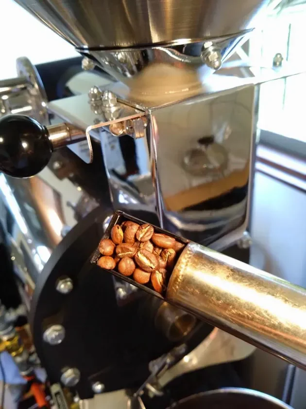 焙煎中のコーヒー豆