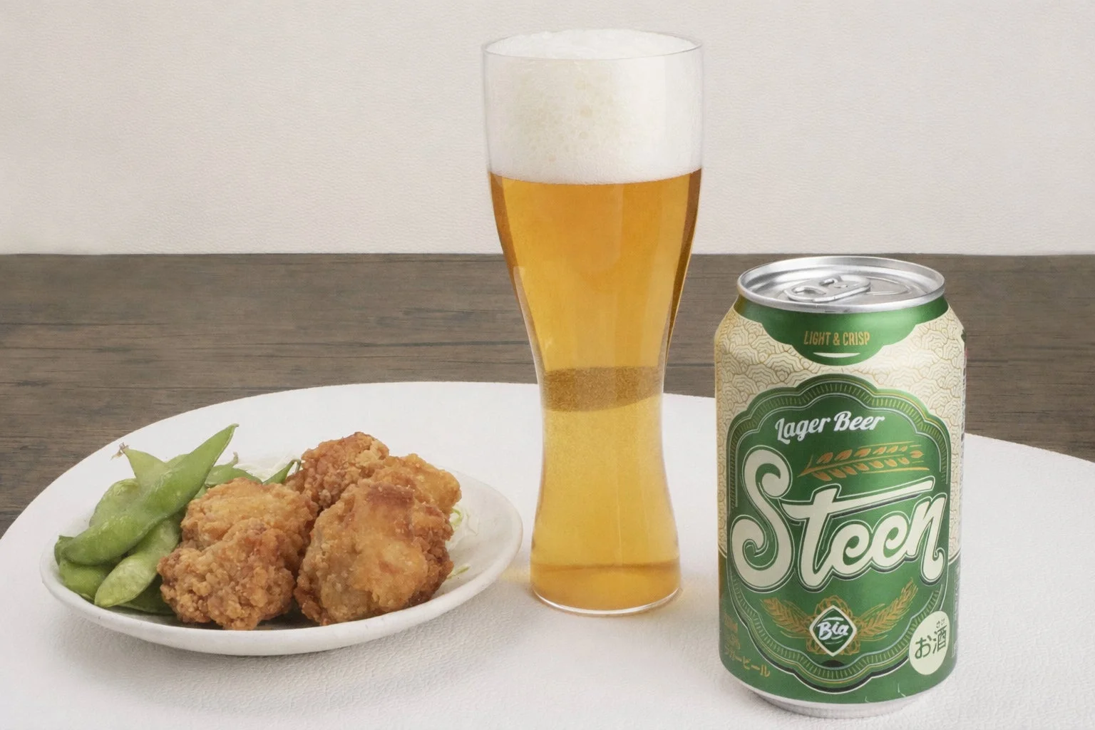 唐揚げと枝豆と共に食卓に並ぶSteen Lager Beer