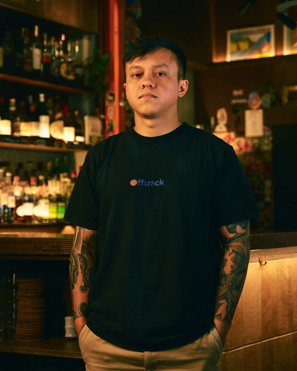 腕にタトゥーのある男性