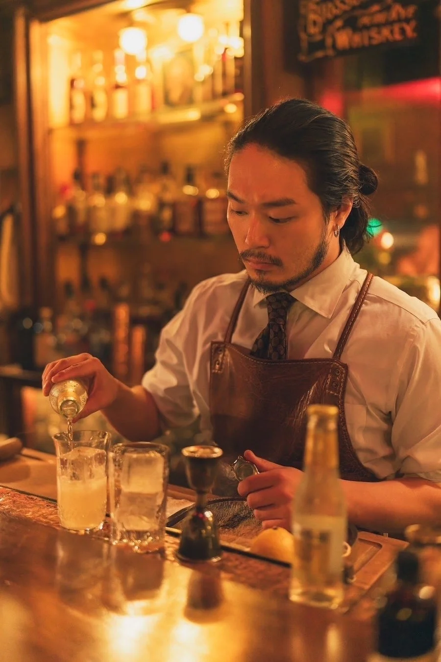 カクテルを作る山本大貴氏