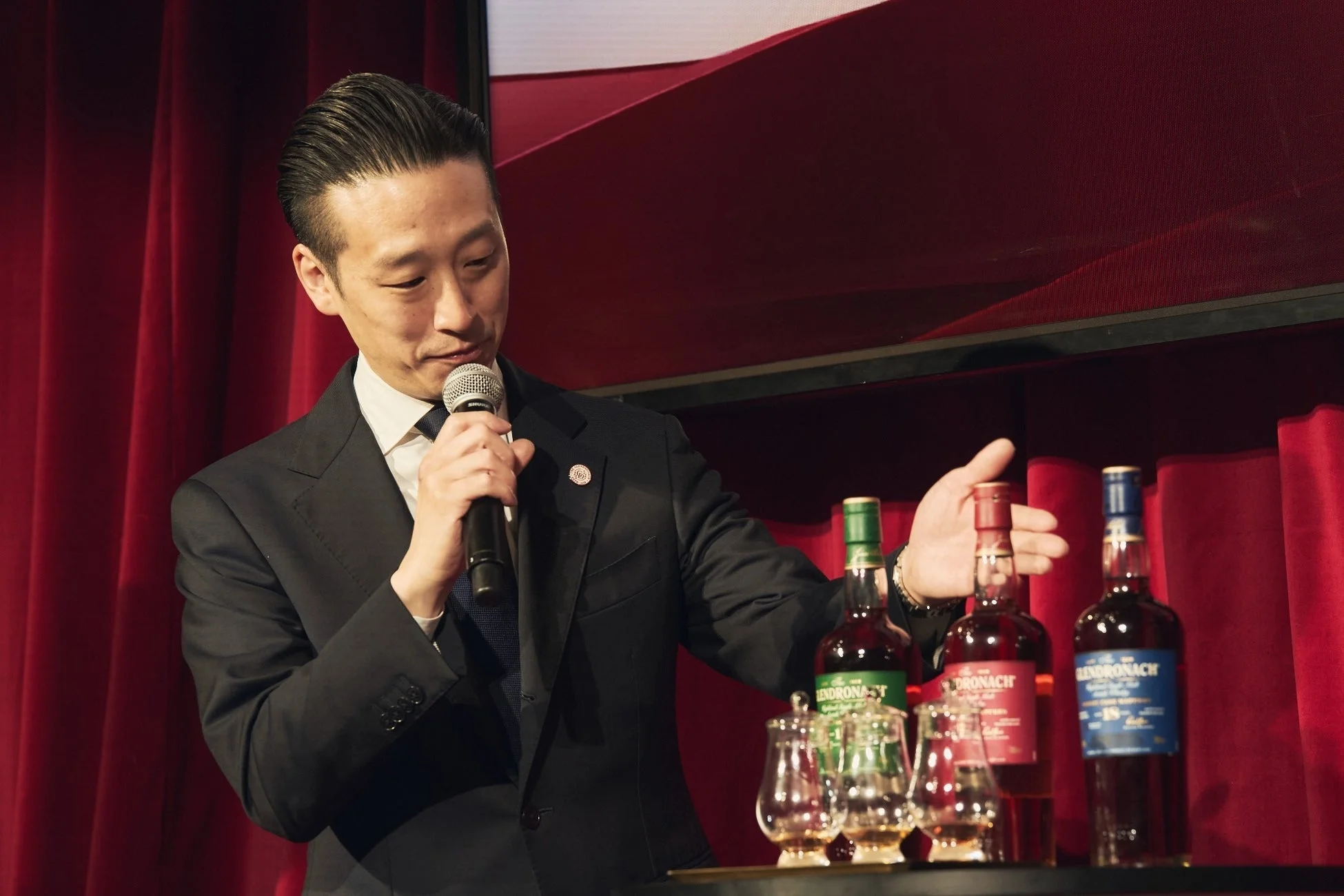 バーテンダー吉田宏樹氏とともにグレンドロナックをテイスティングする青木崇高さん