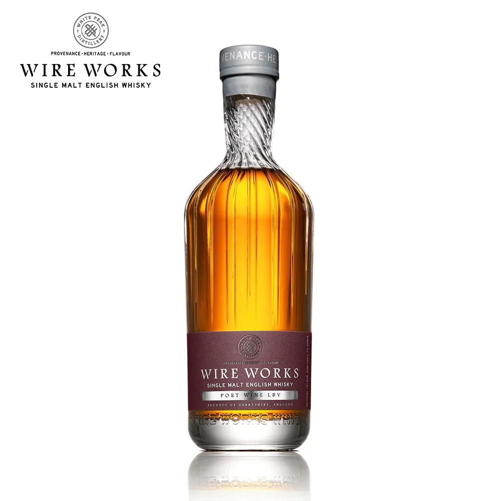 白い背景のウイスキーボトル