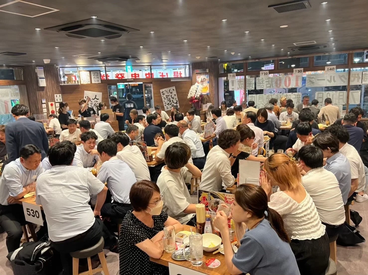 食事を楽しむ人々