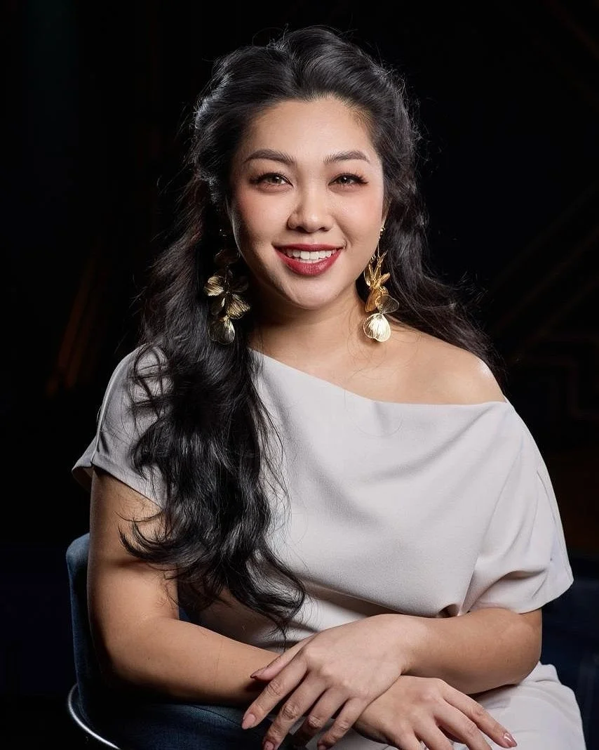 長い黒髪とオフショルダーのトップスを着たアジア人女性