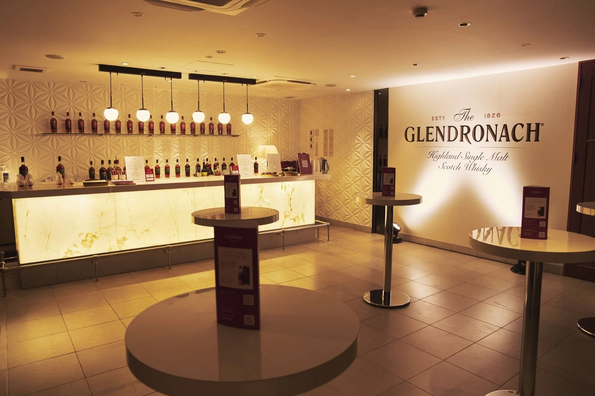 ラウンジエリアのバーカウンター