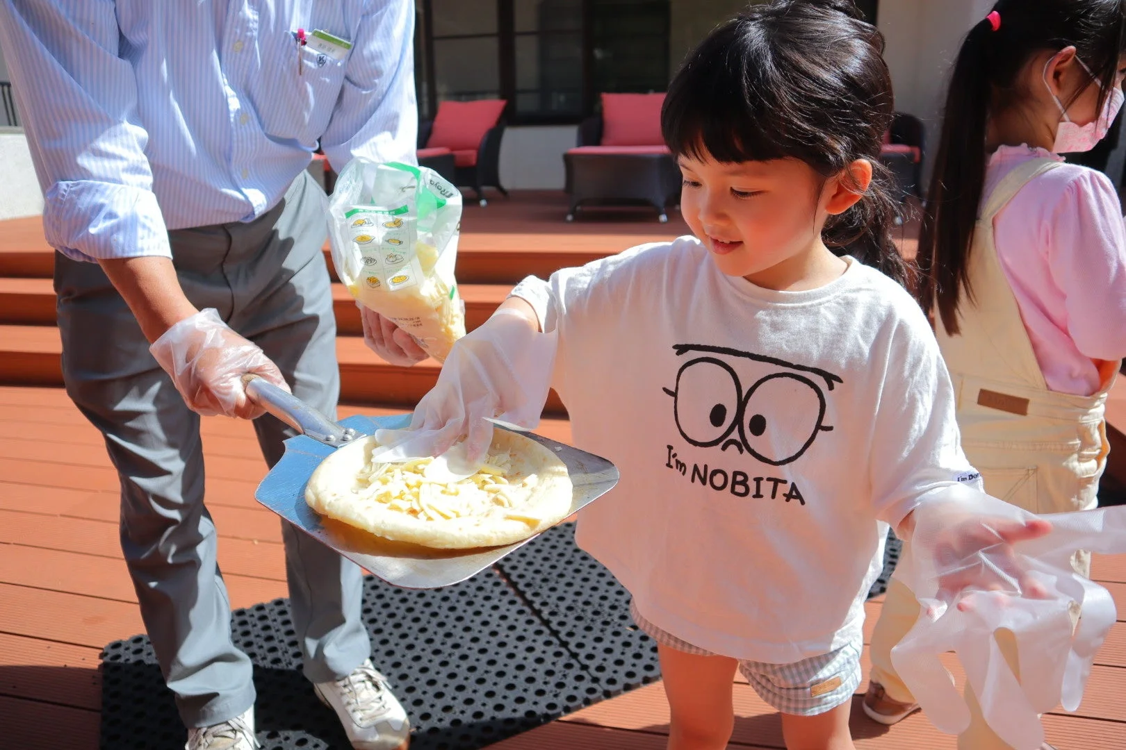 ピザ作りを楽しむ子供