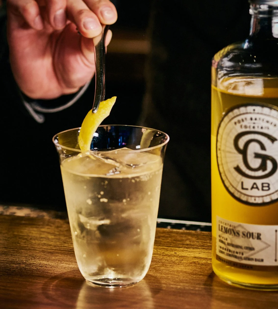 グラスにレモンサワーとレモンの皮