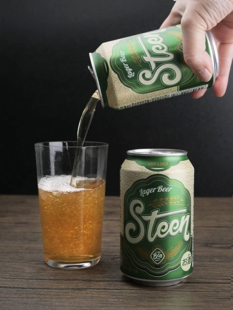 グラスに注がれるSteen Lager Beer