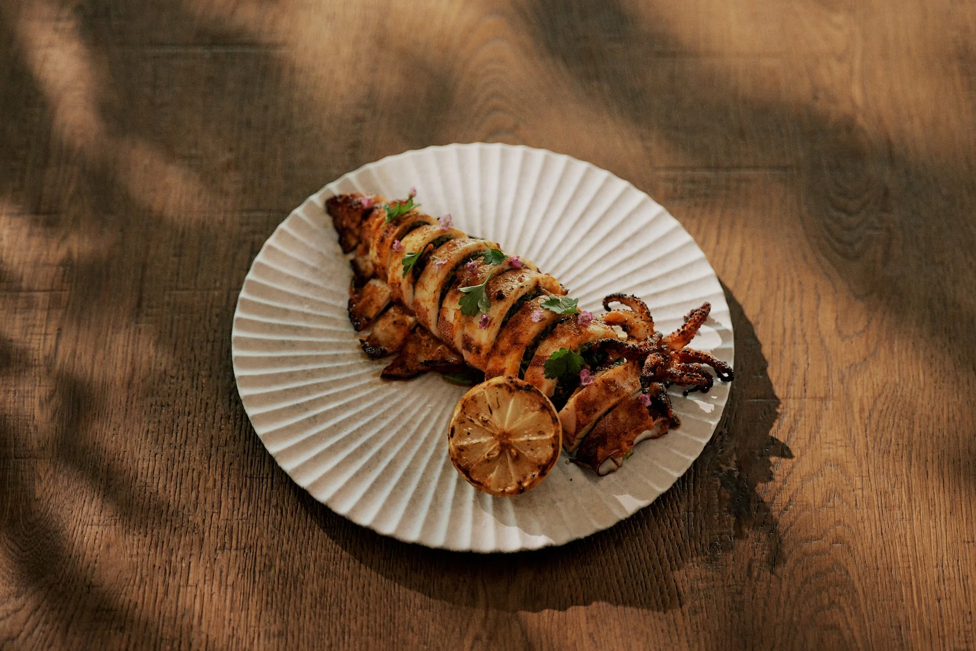 香ばしくグリルされたイカの丸焼き