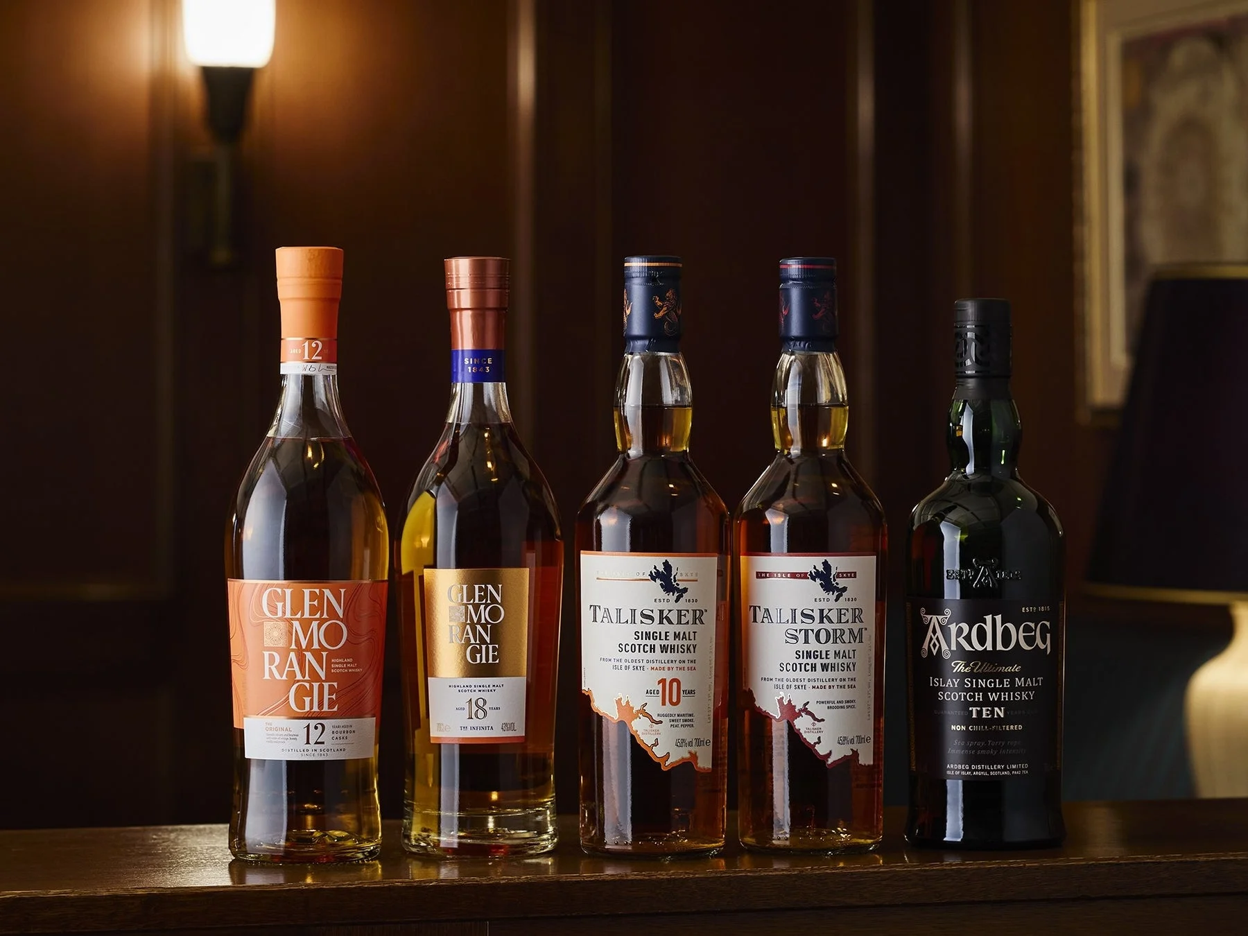 ウイスキーボトルが並ぶ様子
