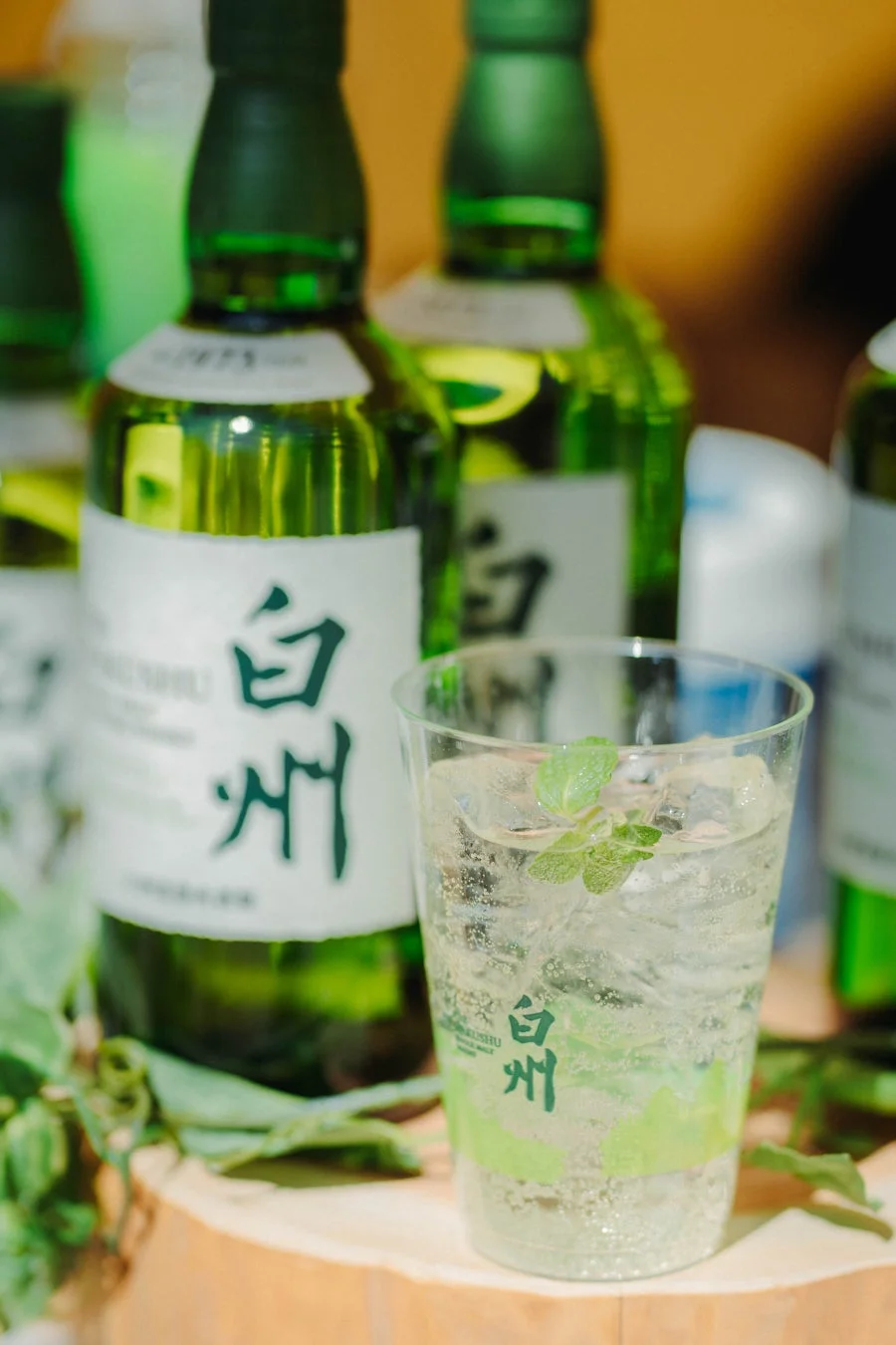 白州ウイスキーのボトルとハイボールグラス