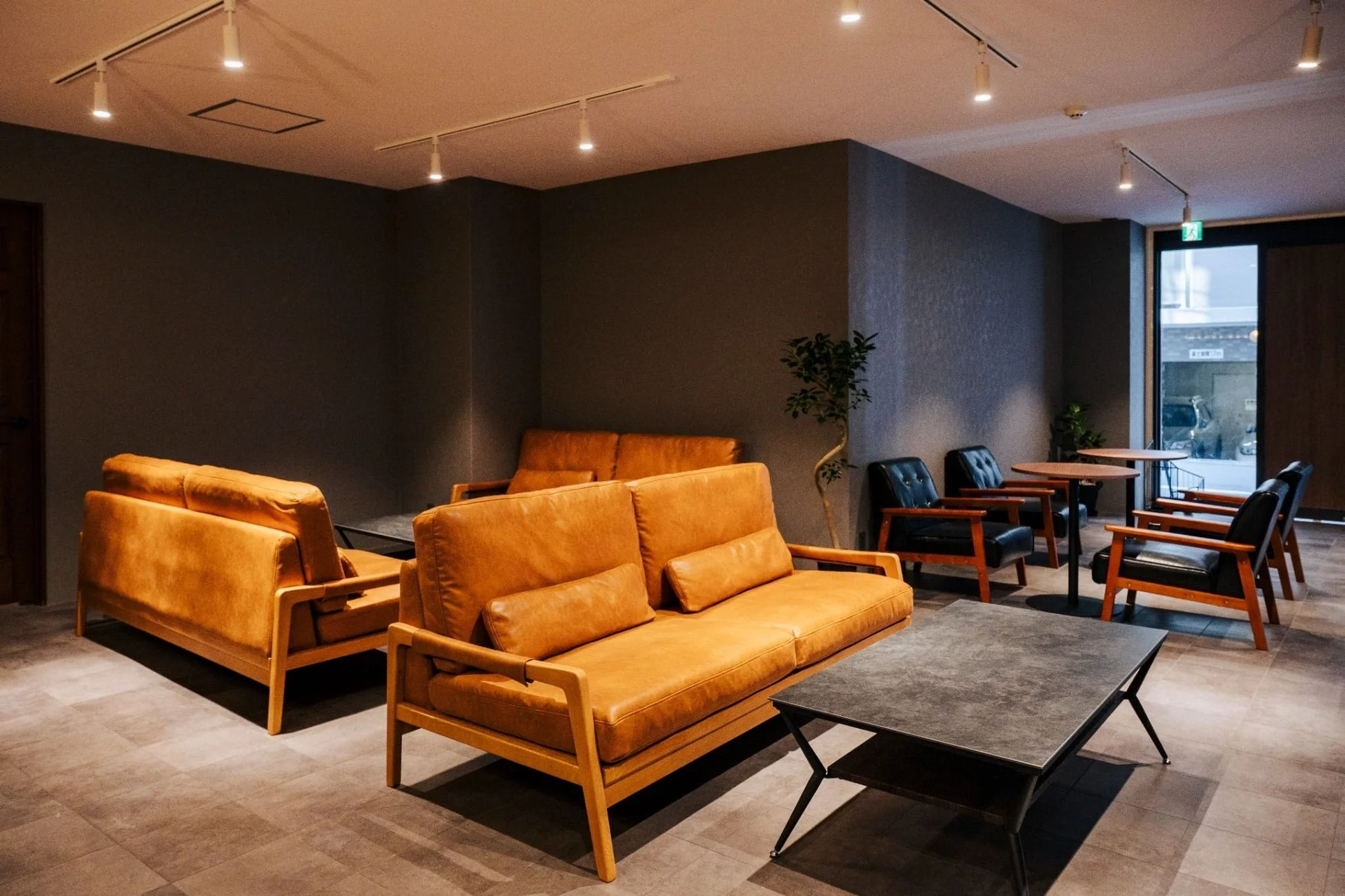 モダンで落ち着いた雰囲気のラウンジスペース