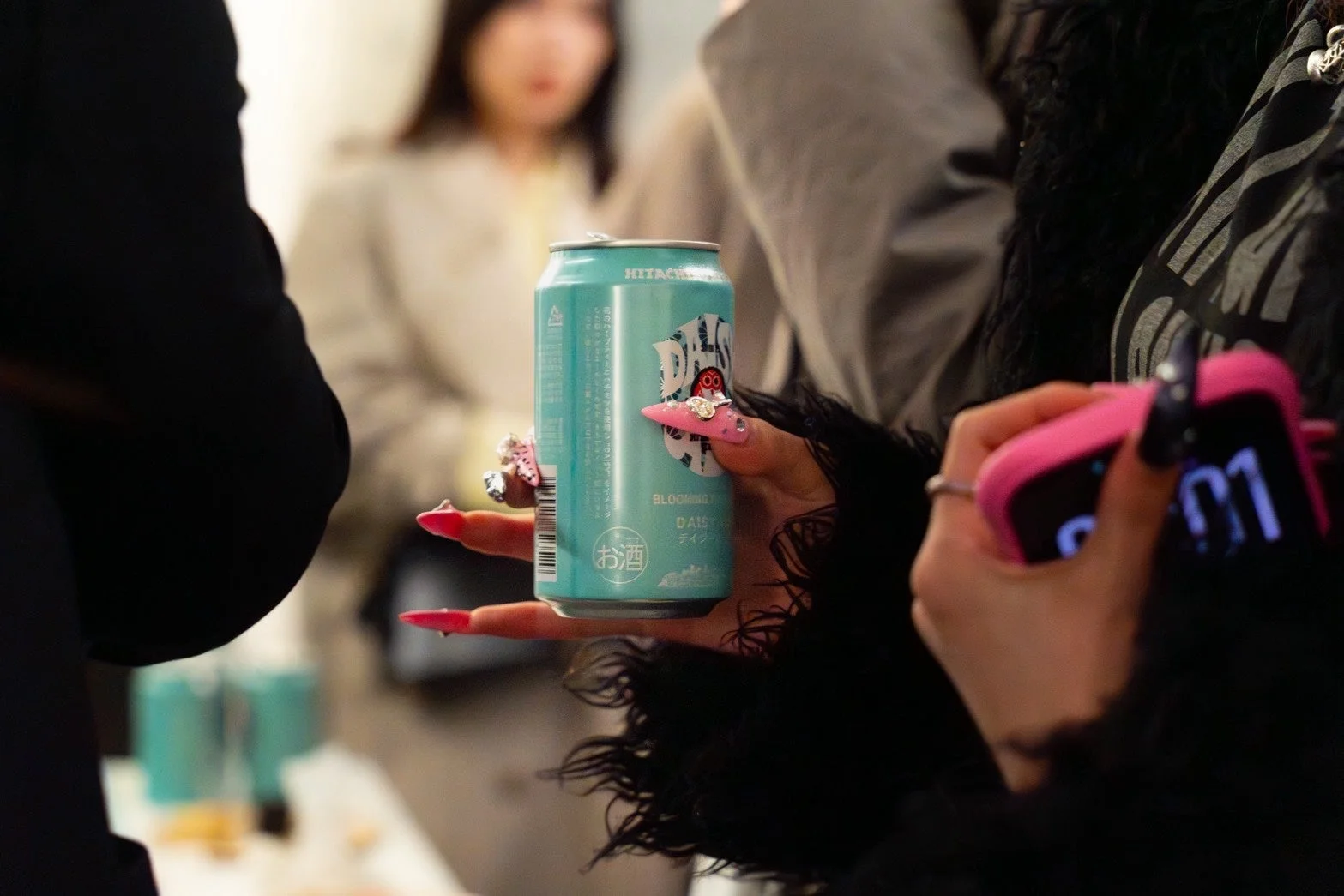 デイジーエールの缶とネイルアート