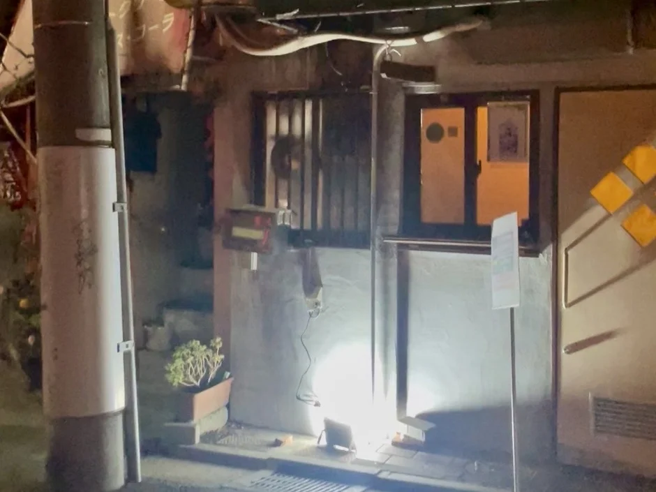 夜の街角にある古い建物の様子を捉えた写真