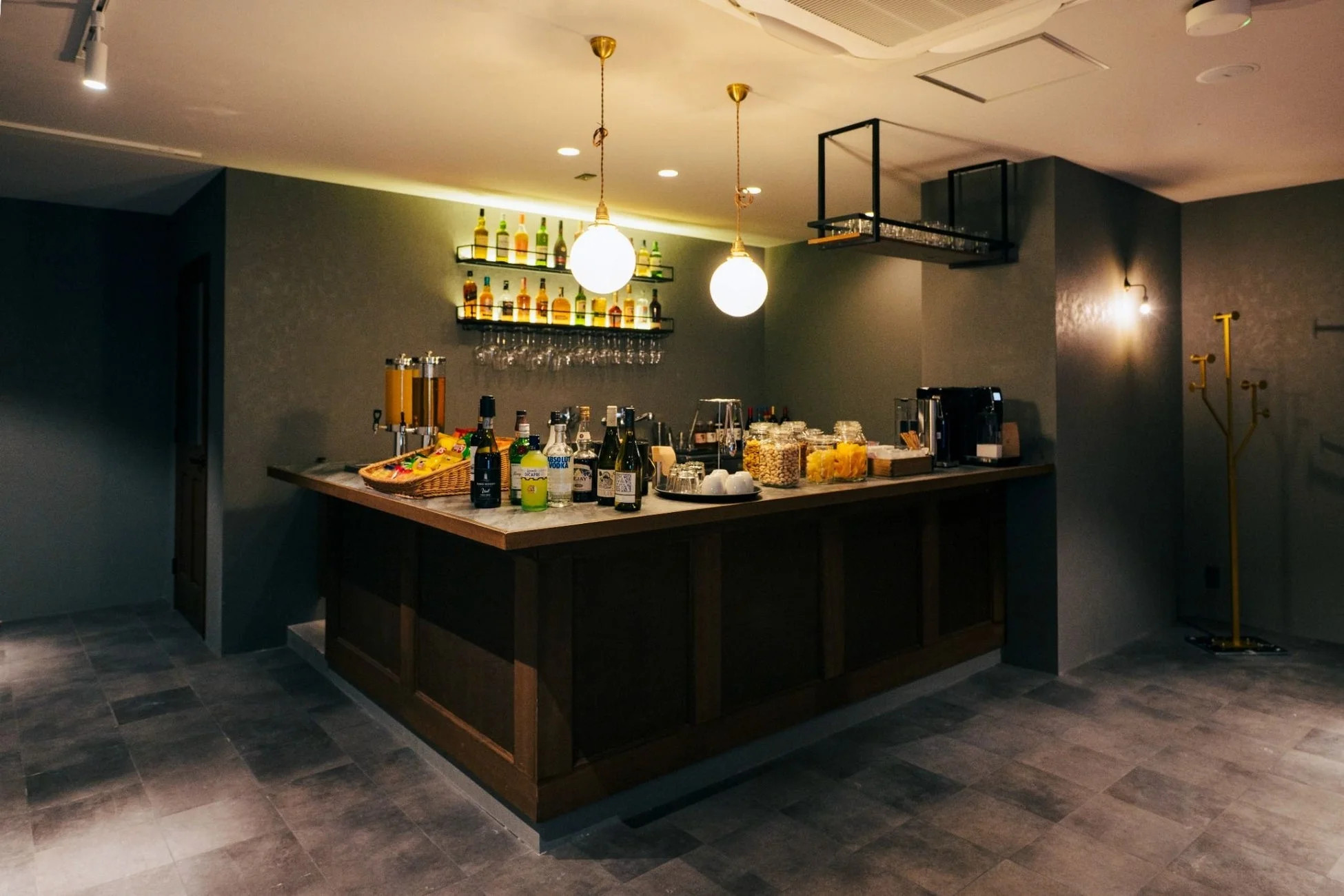 モダンなバーカウンター