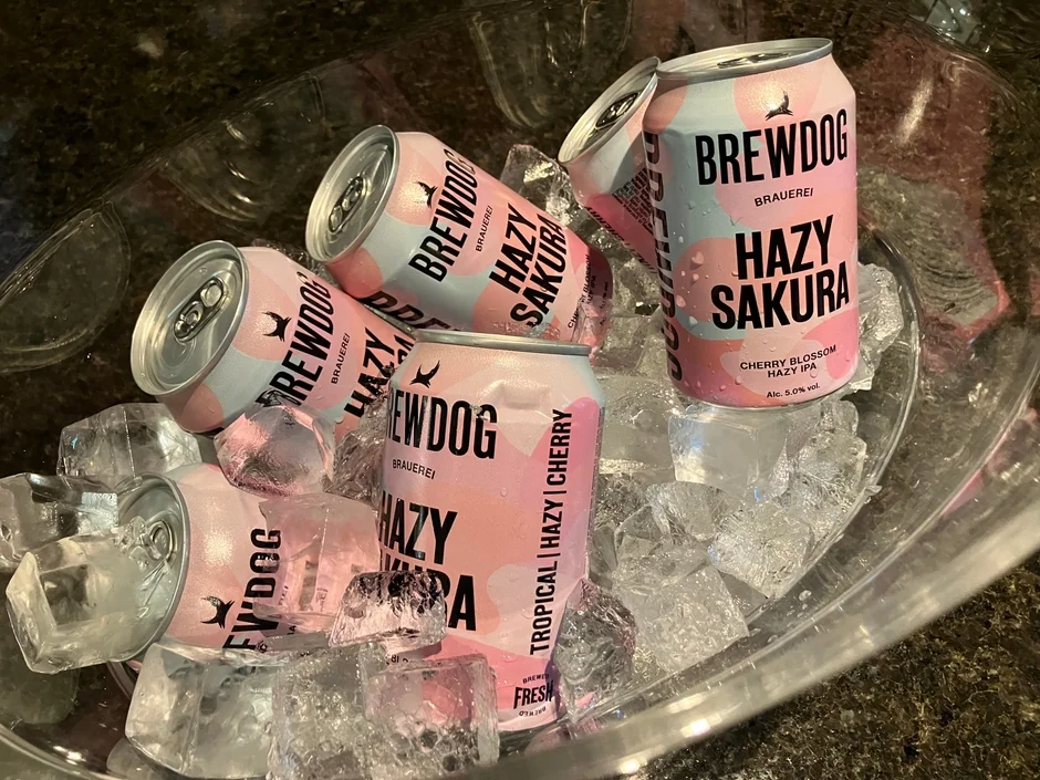 氷で冷やされたBREWDOG HAZY SAKURAの缶