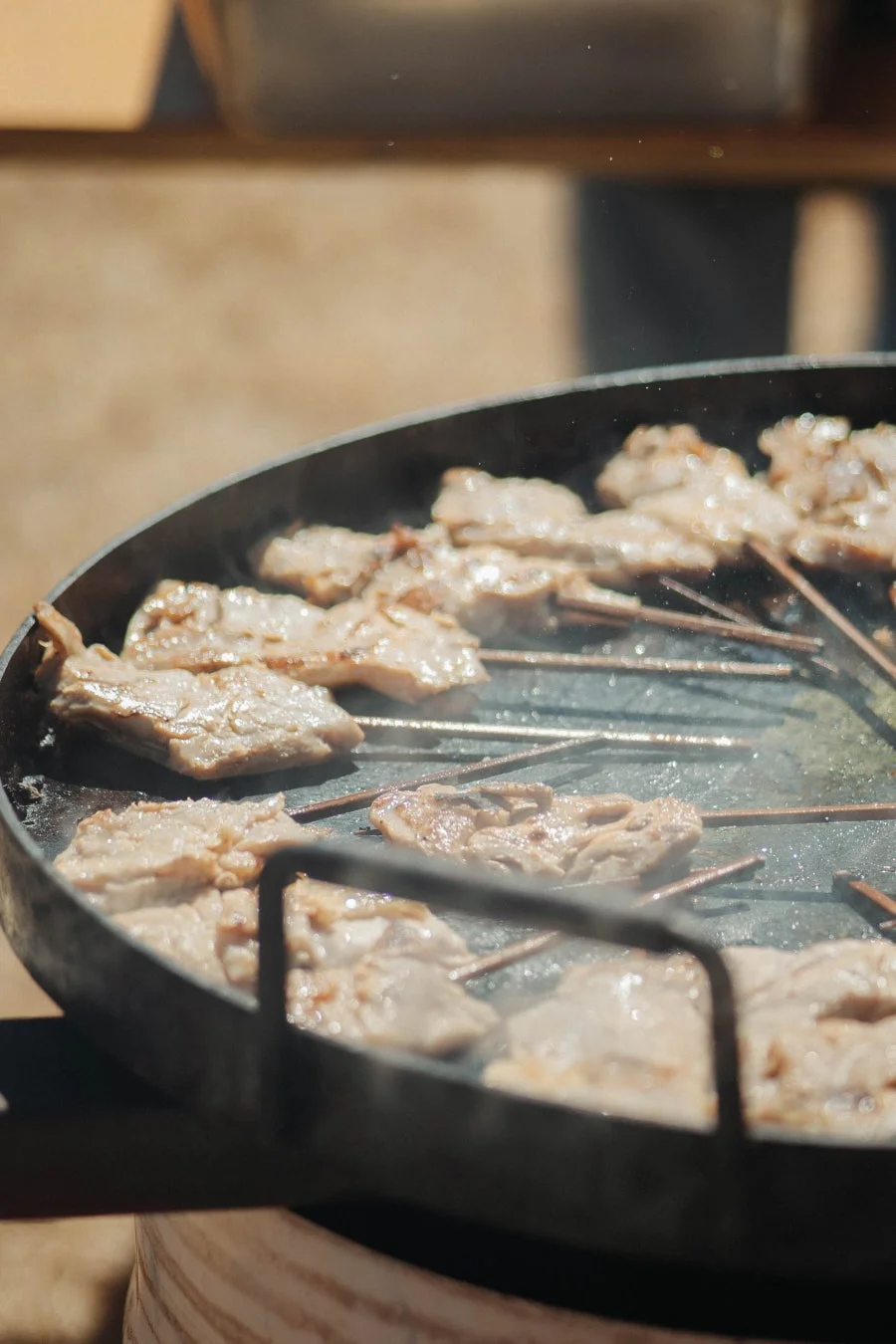 鉄板で焼かれる串焼き料理