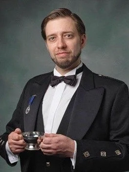 メダルとカップを持つ男性のポートレート