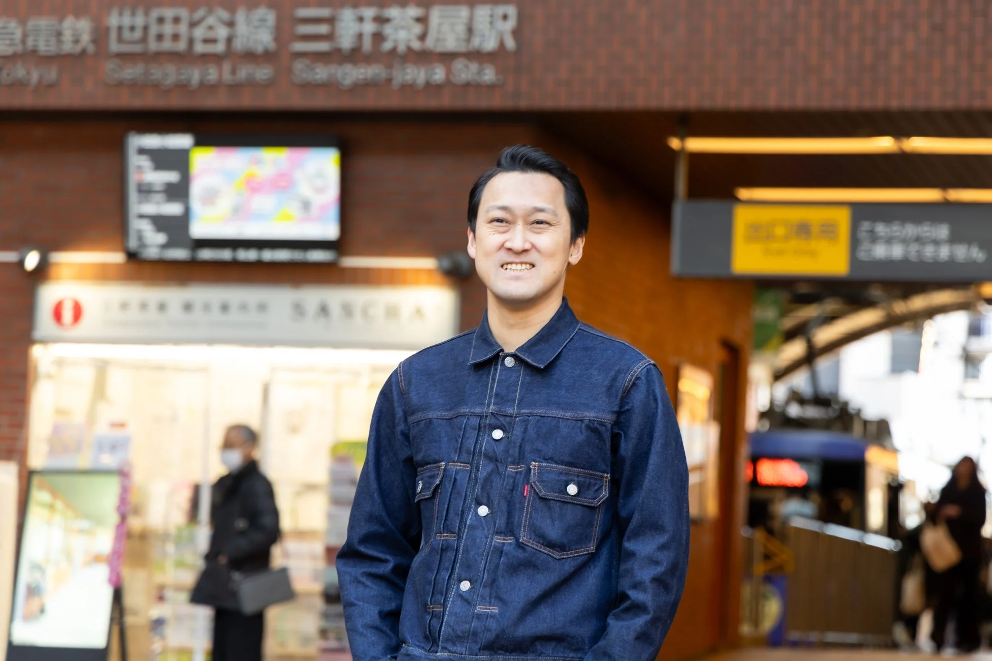 三軒茶屋駅前で笑顔の店主