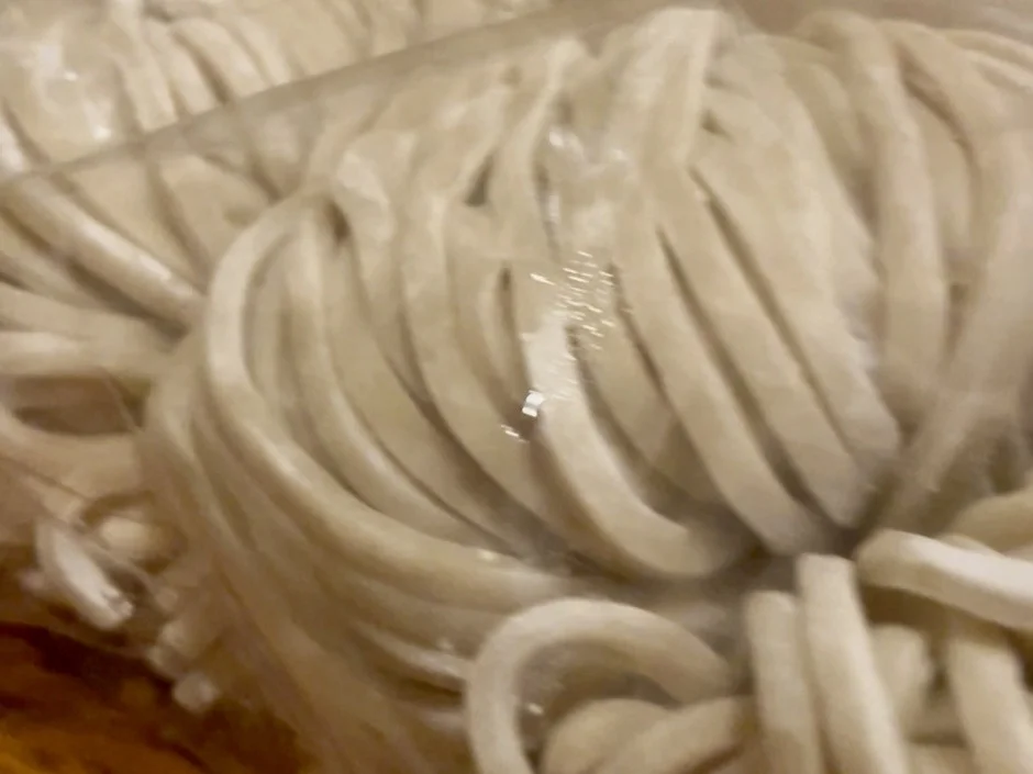 白い太い麺が大量に写っているクローズアップ画像