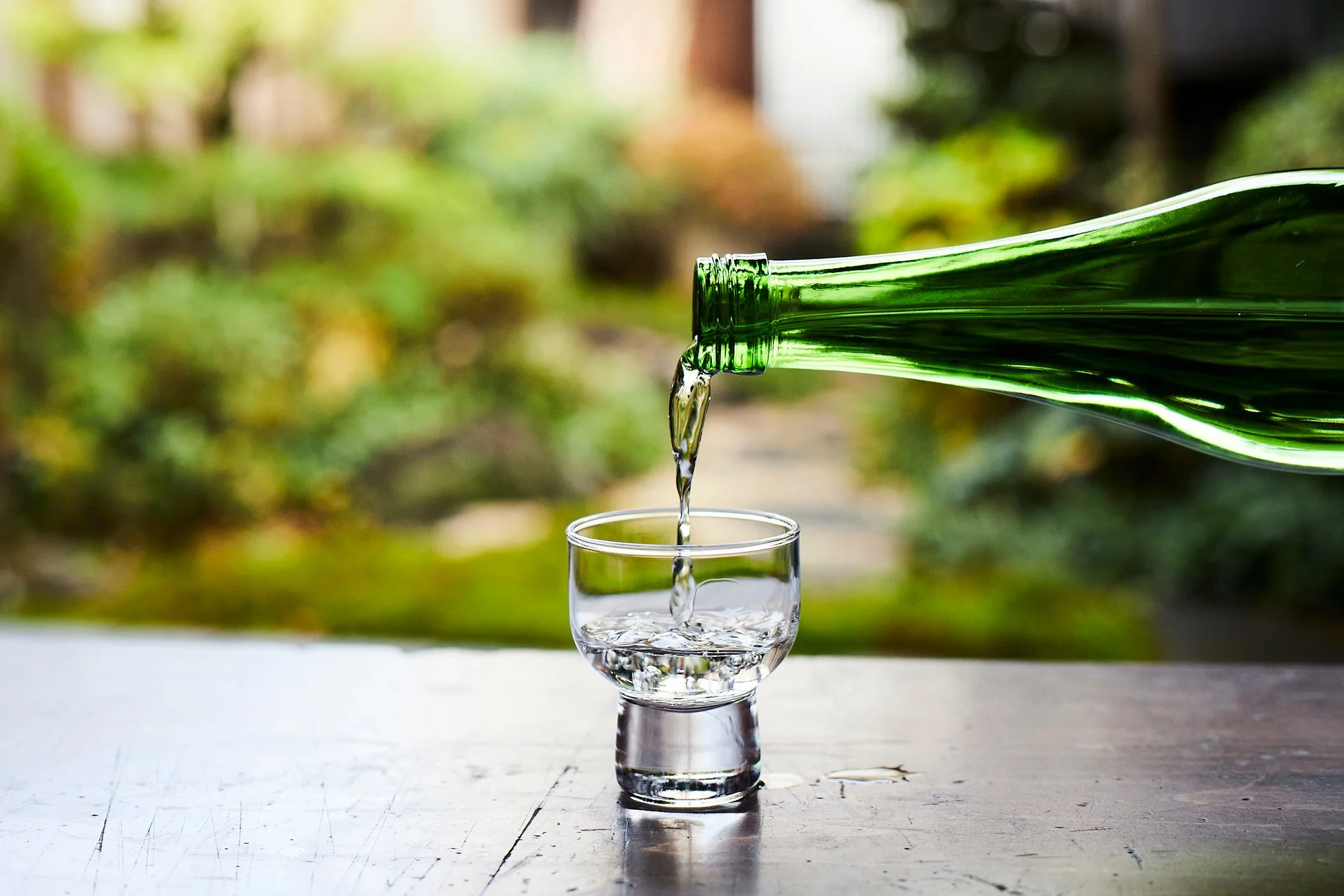 日本酒を注ぐ様子