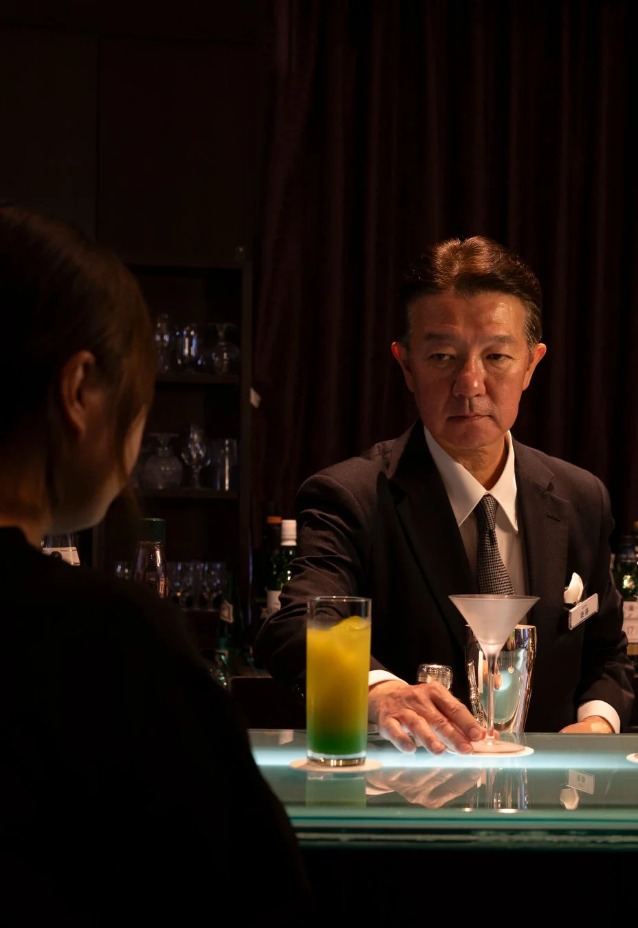 バーテンダーがカクテルを提供している様子