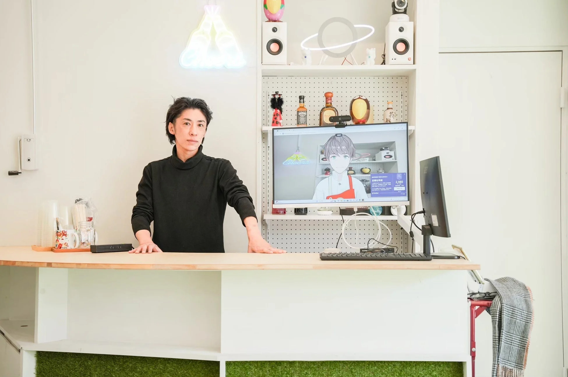 男性とモニター