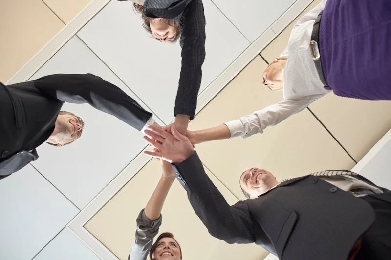 手を重ねるビジネスパーソン