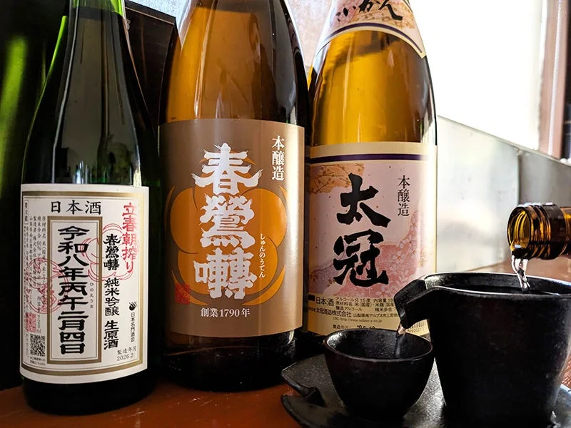 日本酒の瓶と注がれる様子