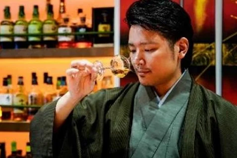 着物姿でウイスキーをテイスティングする静谷和典氏