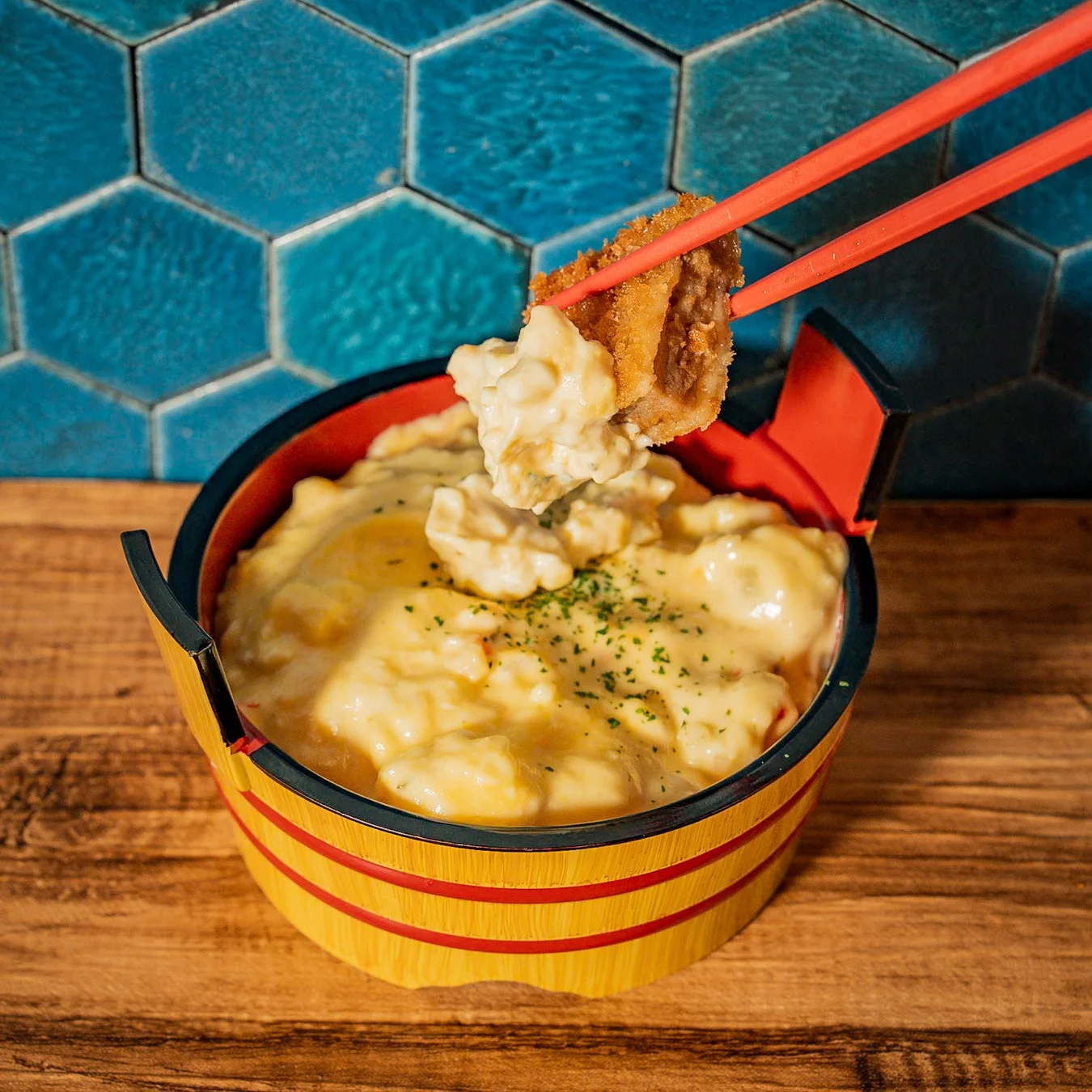 タルタルソースに浸されたメンチカツ