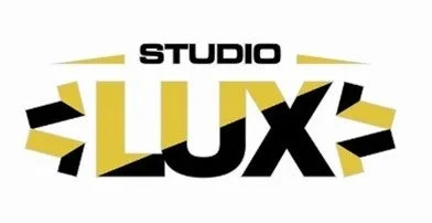 黒と黄色の幾何学的なデザインで「STUDIO LUX」と書かれたロゴマークです。