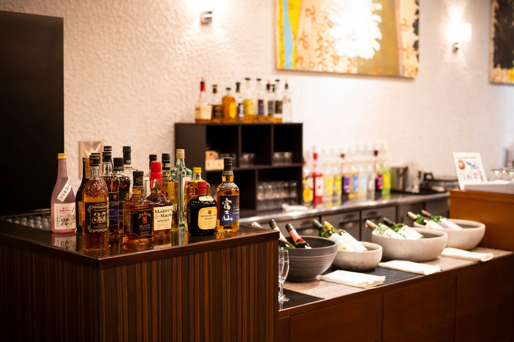 バーカウンターに並ぶお酒