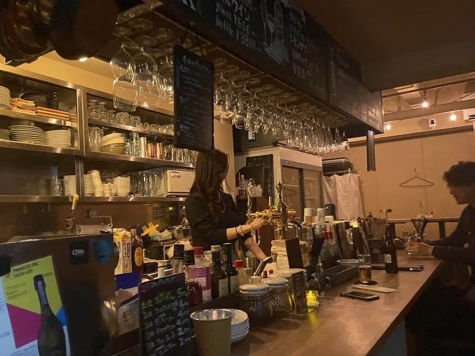 バーカウンターで談笑する客