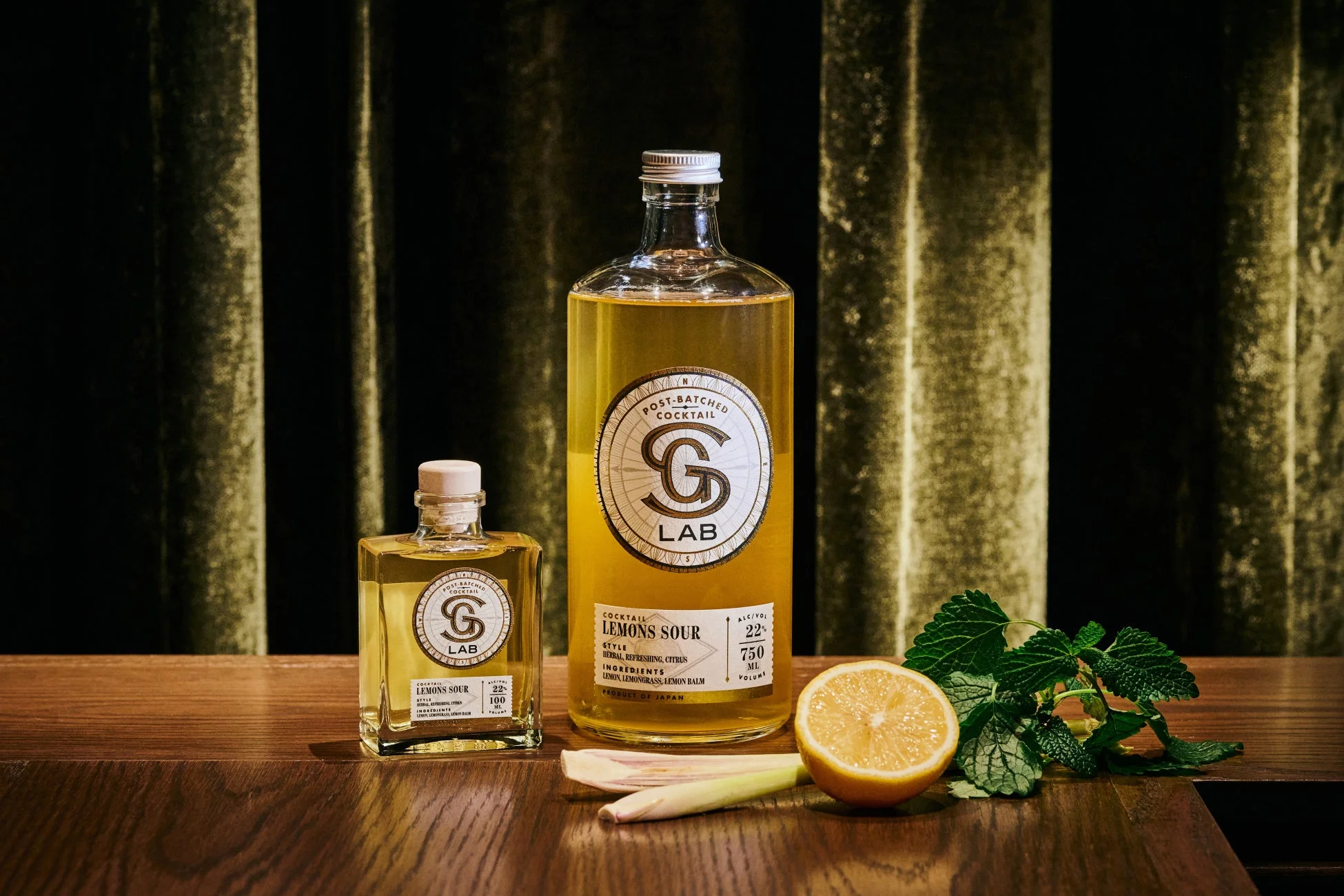 SG Labの大小2本のボトルとレモン、ハーブ