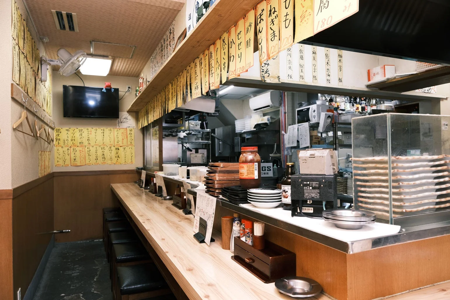 賑わうカウンター席