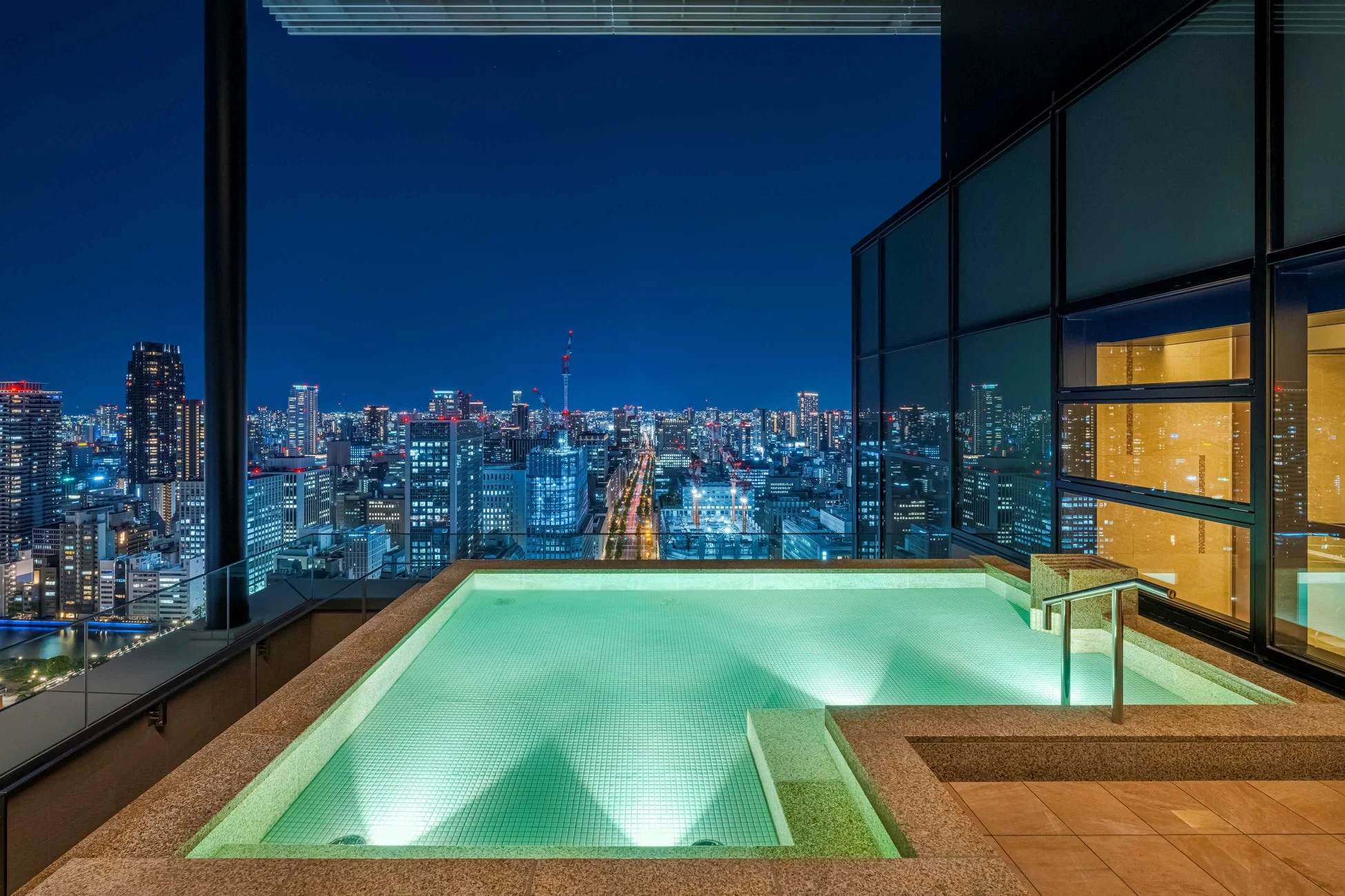 高層階の屋外プールからの夜景