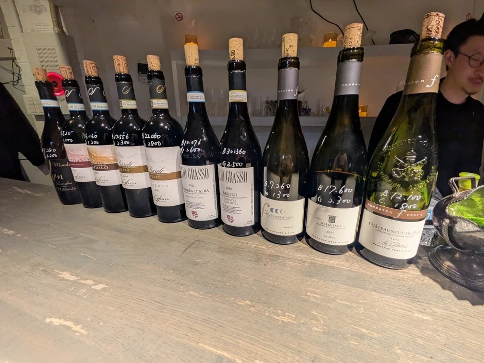 ワインボトルが並ぶカウンター