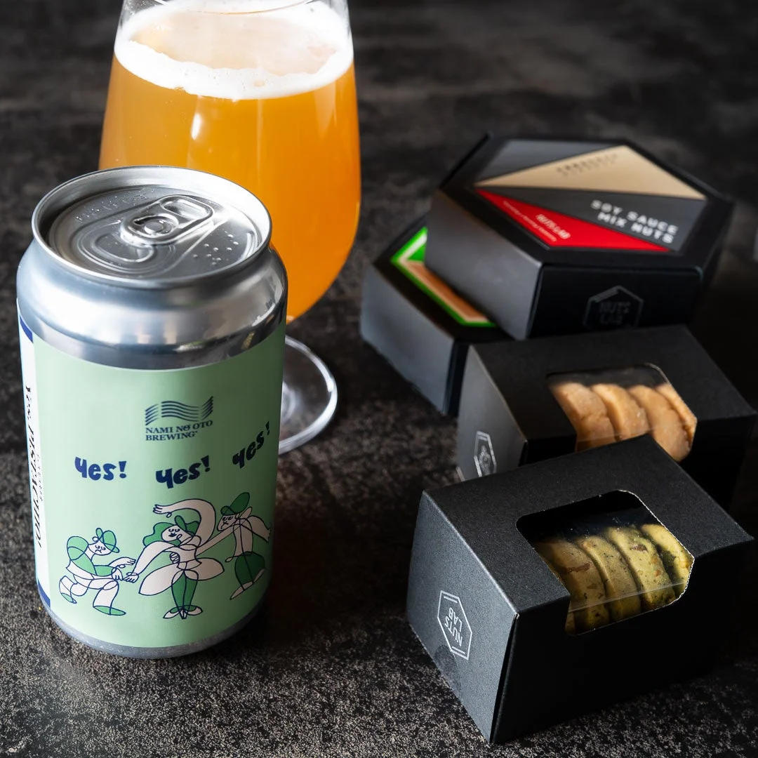 ビールと様々なナッツ、クッキーのセット