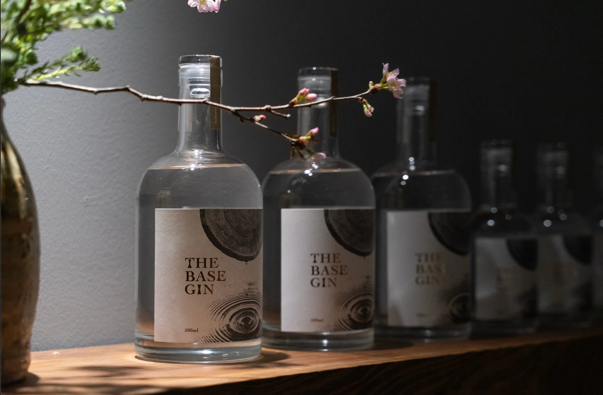 THE BASE GINのボトルと桜
