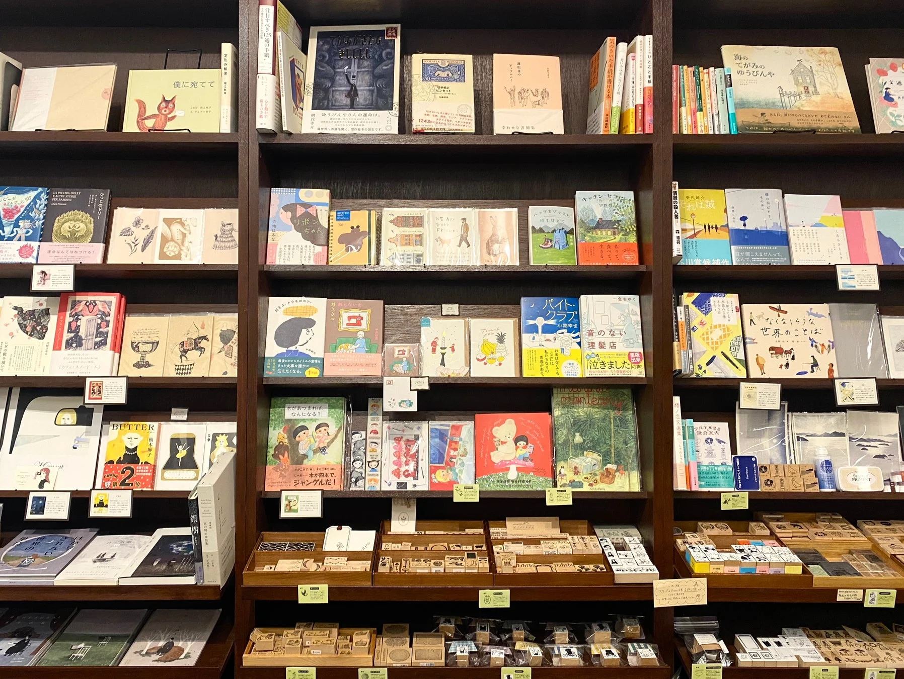 TEGAMISHA BOOKSTOREの本棚