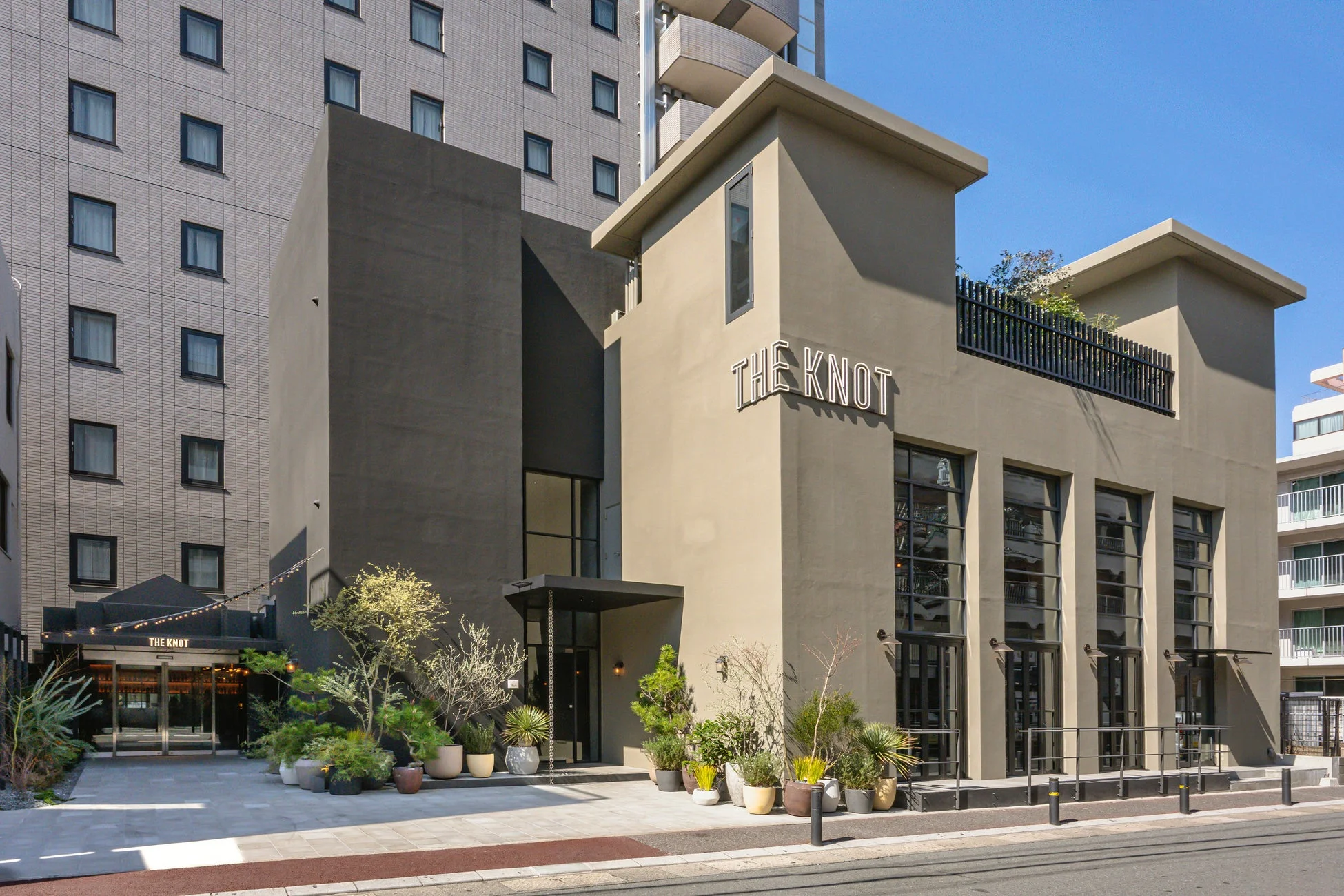 ホテルの昼間の外観