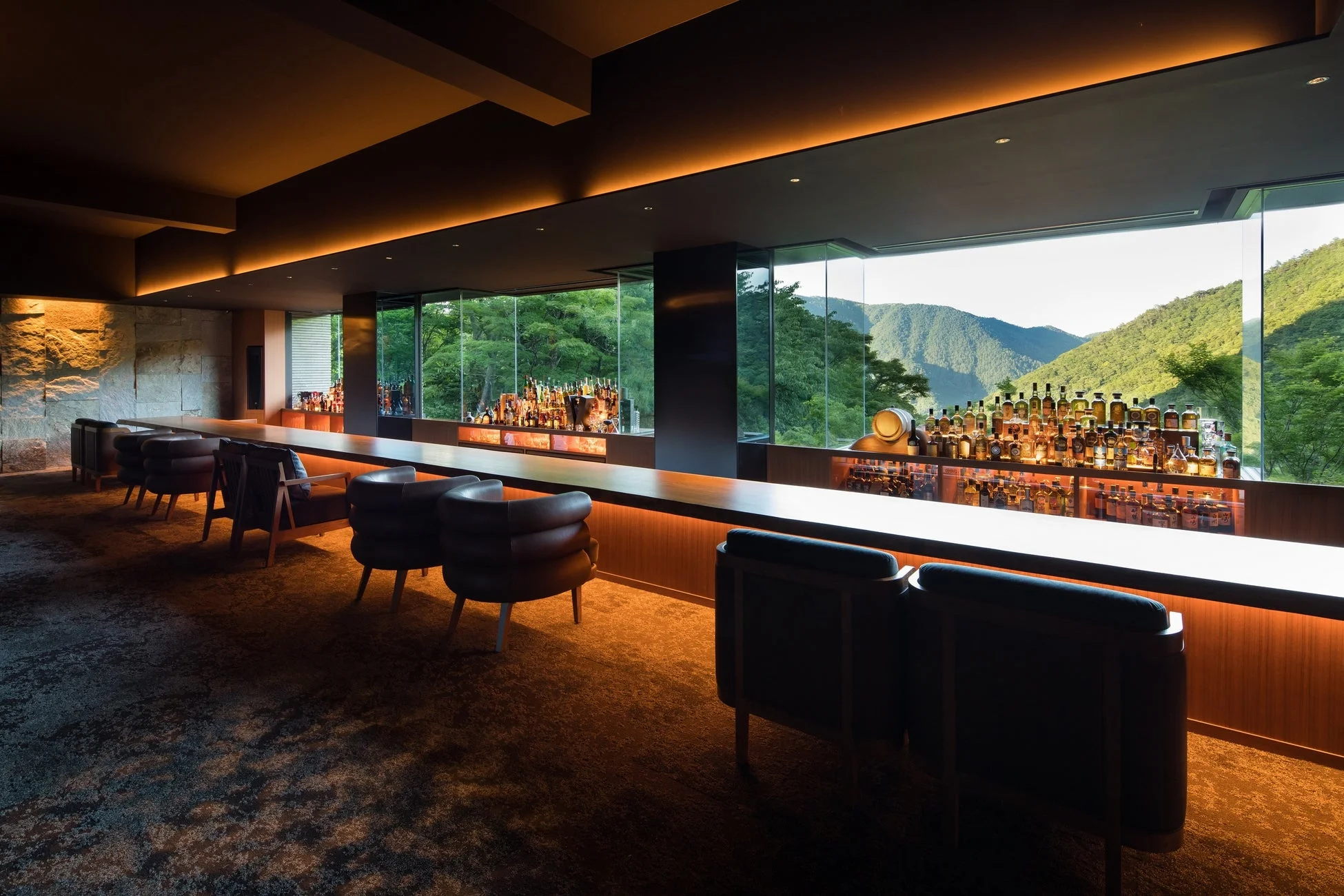 バー、カウンター、アルコール、ボトル、山、自然、モダン、インテリア、ラグジュアリー、ラウンジ、ホテル、リゾート、夜景、景色
