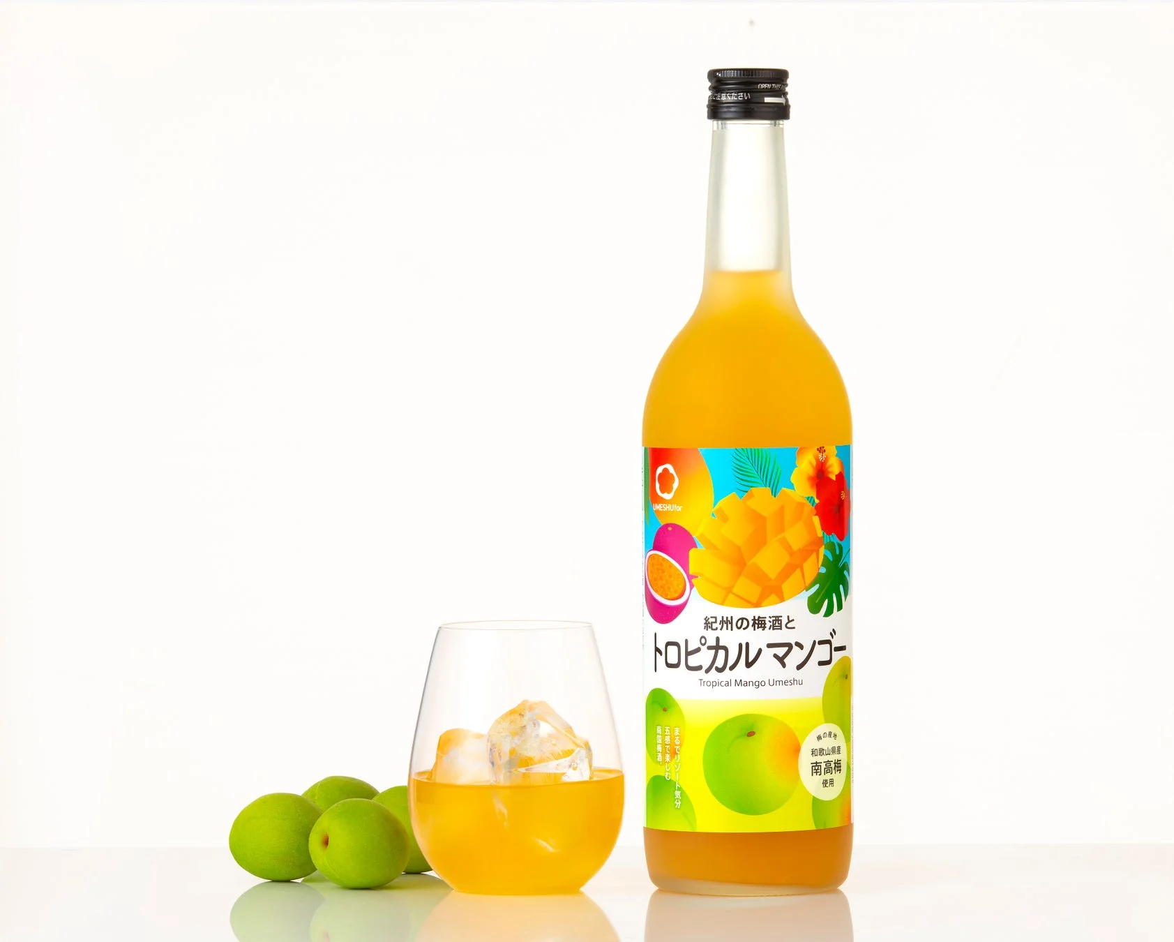 紀州の梅酒とトロピカルマンゴーのボトルとグラス