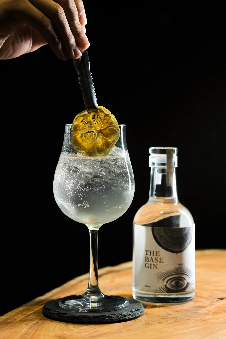 カクテルに柑橘類を飾る手